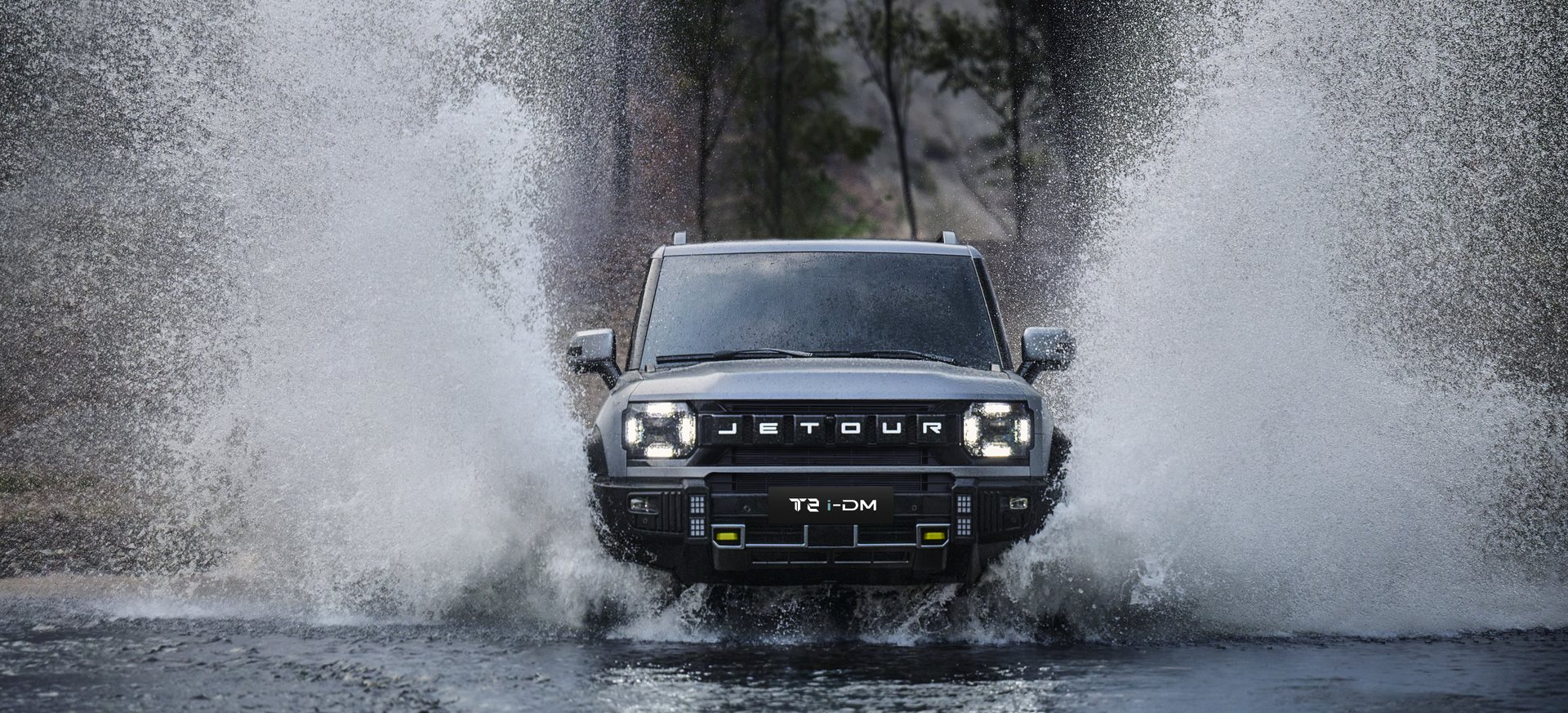 Jetour T2 i-DM driving through water