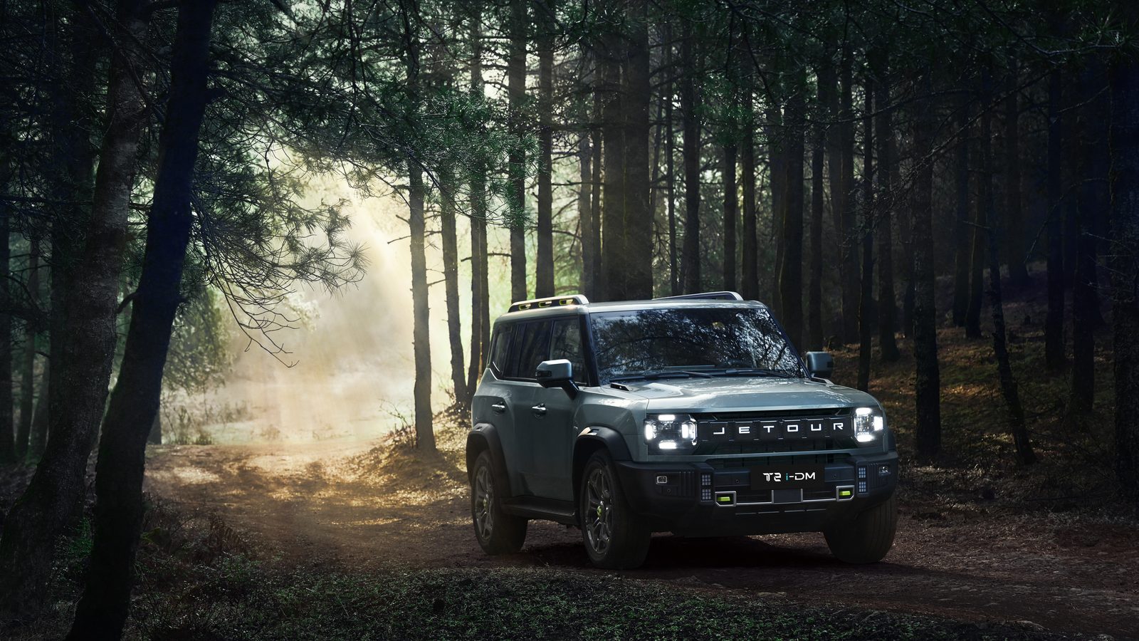 Jetour T2 i-DM plug-in hybrid SUV standing in the desert, showcasing its rugged off-road design, modern exterior, and eco